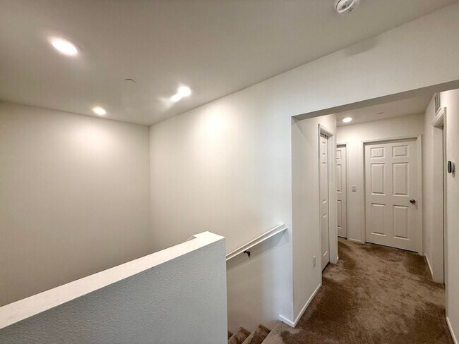 Building Photo - Modern Three Bedroom Townhouse in gated community of El Paseo $2,995.