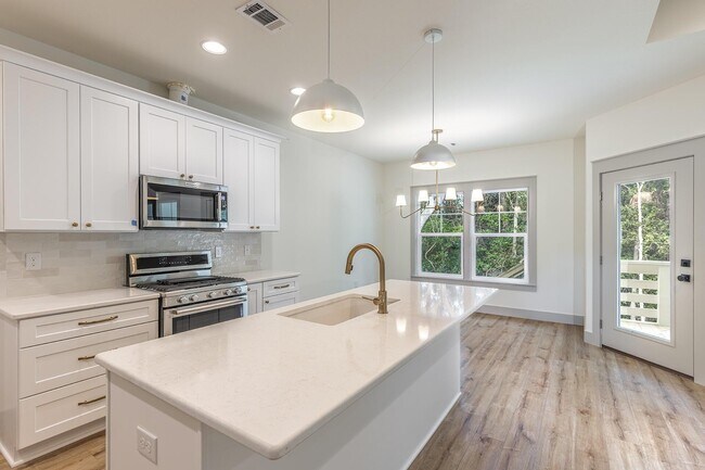 Building Photo - 110 4th St