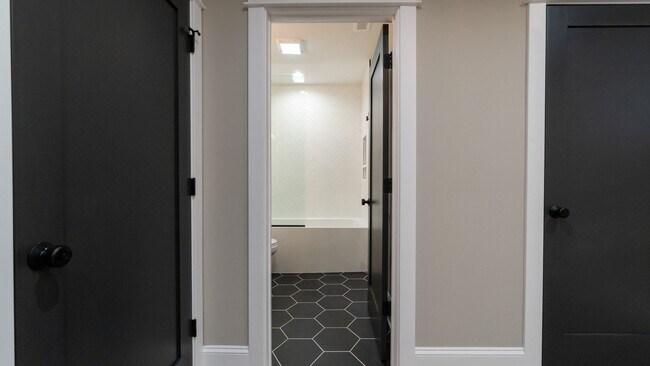 Building Photo - Contemporary 2-Bed, 2-Bath Garden Apartment in Uptown – Move-In Ready!