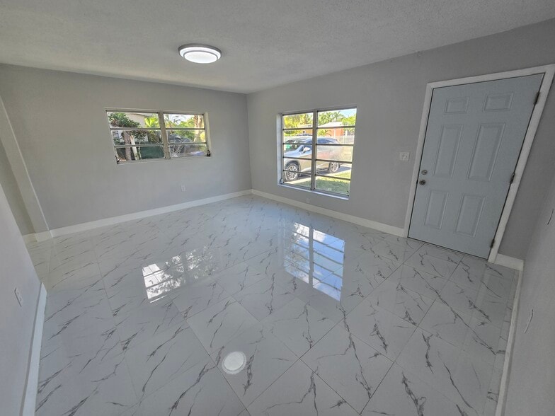 Building Photo - 1320 NE 211th Ter