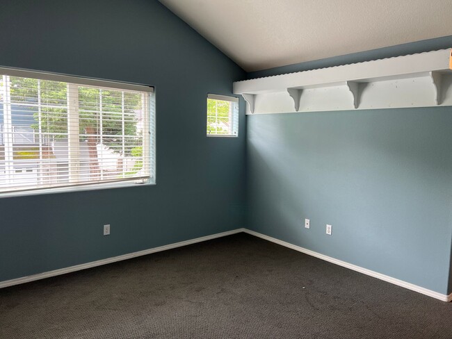Building Photo - 2 Bed, 2 1/2 Bath townhome close to the Ri...