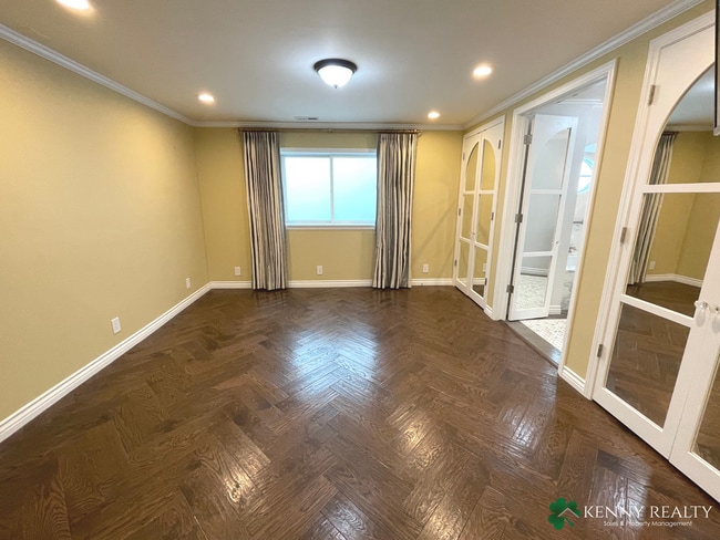Building Photo - Large Five Bedroom, Three Bathroom with In...