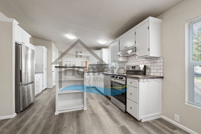 Building Photo - 3 Bedroom 2 Bathroom Home with Off-Street Parking Available in Sagle, Idaho!