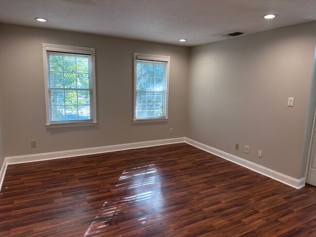 Building Photo - 2041 Greenwood Plz SW