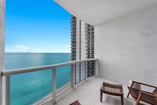 Building Photo - 16001 Collins Ave