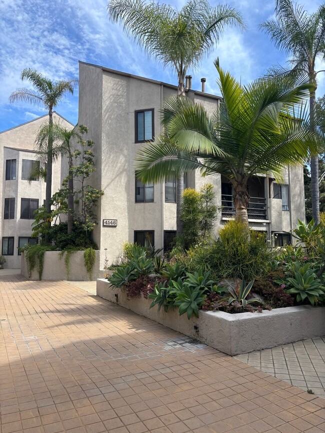 Building Photo - Two Masters Plus Loft Updated Condo in Long Beach