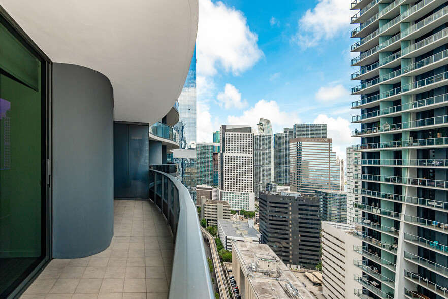 Building Photo - 1000 Brickell Plz