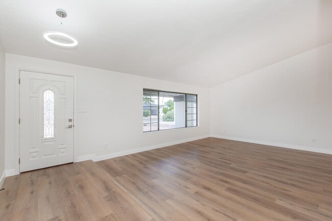 Building Photo - 2607 E Larkspur Dr