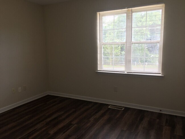 Building Photo - 235