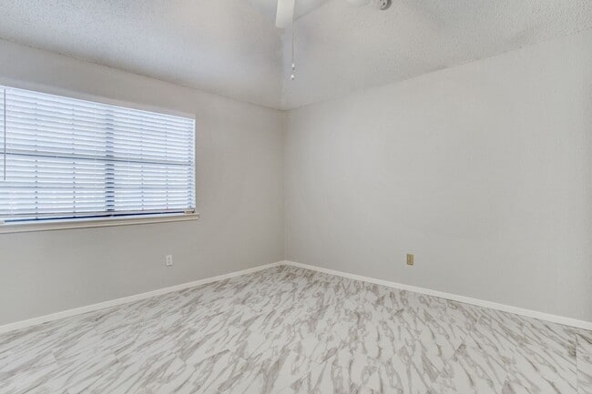 Building Photo - 3 Bedroom Duplex - Updated and Bright - Av...