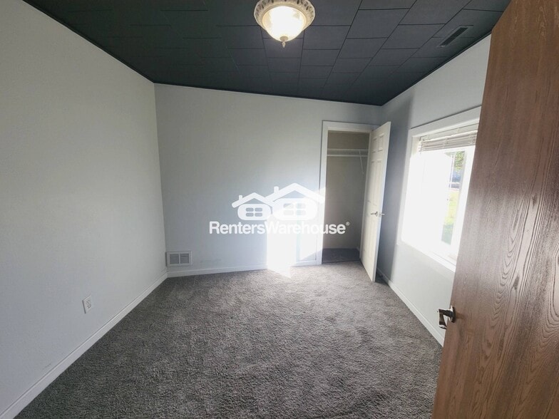 Building Photo - 200 N Vine St