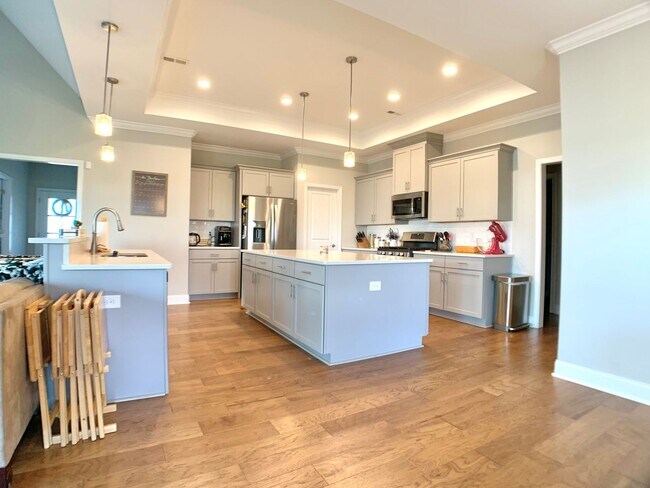 Building Photo - 585 Dexter Dr