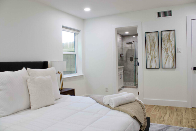 Building Photo - 15837 El Estado Dr
