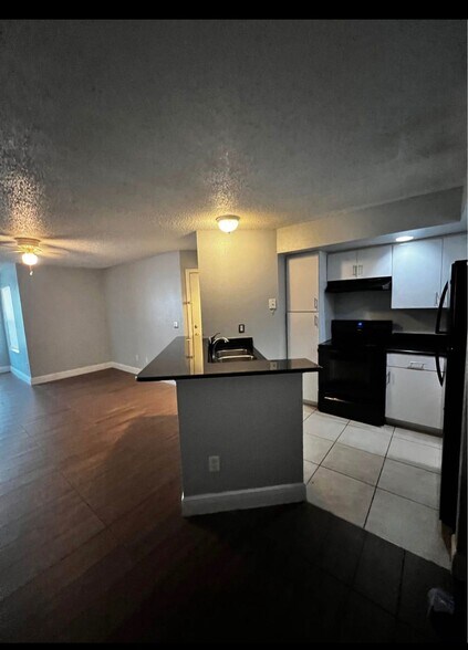 Kitchen - 4658 Commander Dr