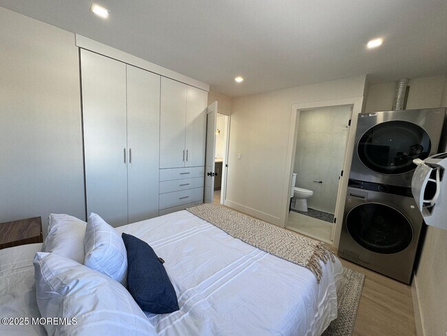 Building Photo - 1217 Ocean Ave N