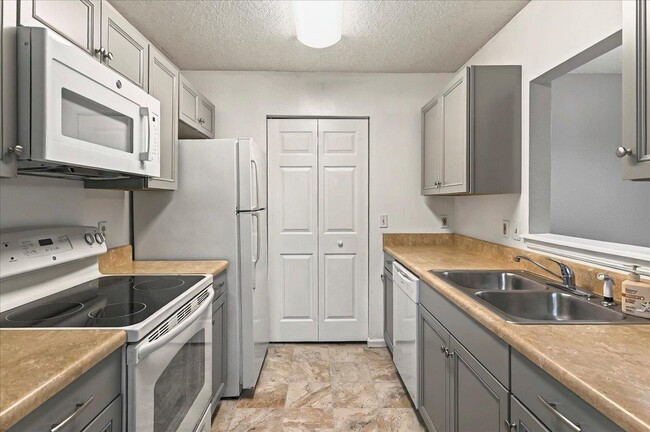 Building Photo - 3001 Oak Park Ct