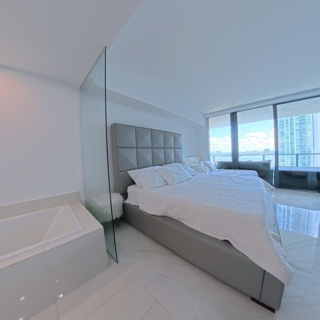 Building Photo - 650 NE 32nd St