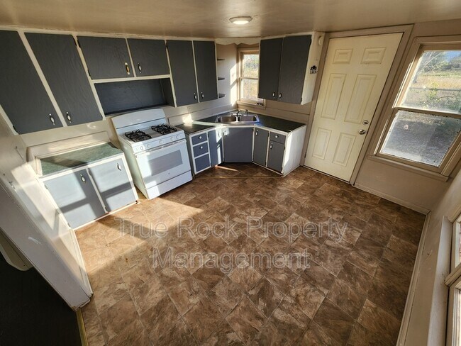 Building Photo - 102 W 7th