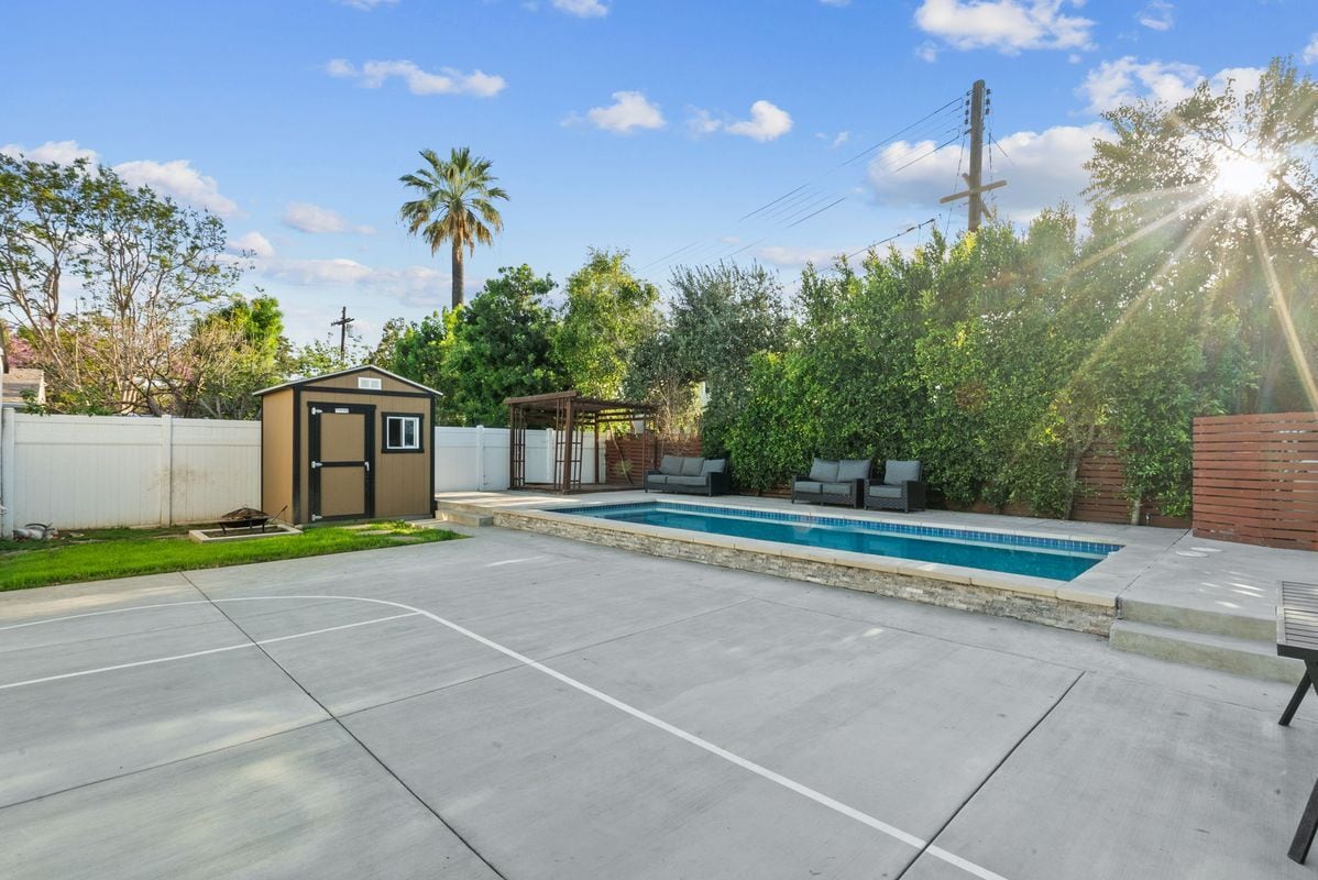 Building Photo - 5937 Ranchito Ave