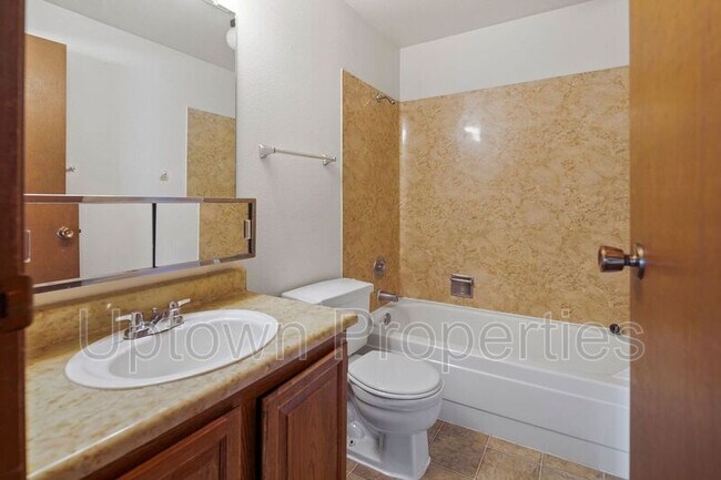 Building Photo - 5660 SW 180th Ave