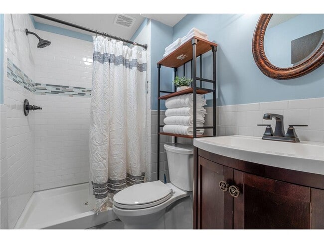 Building Photo - 540 Orchid Ln N