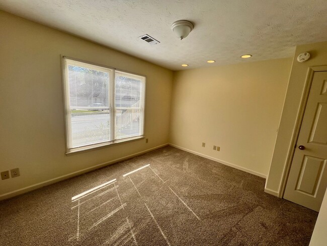 Building Photo - The Perfect Townhome, Near Lakebottom Park!!