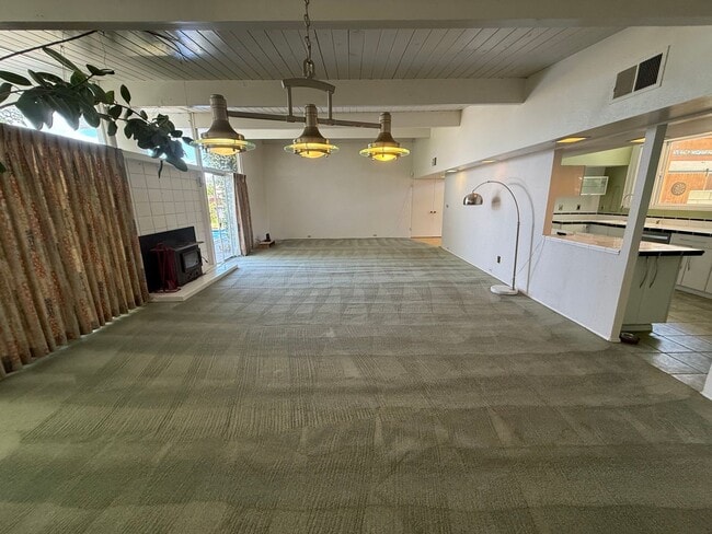 Building Photo - High Desert Retreat- 3 Bedrooms, 2 Bathroo...