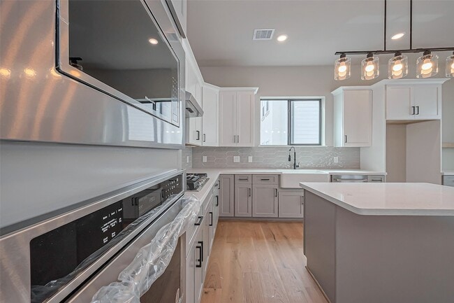 Building Photo - 1222 W 24th St