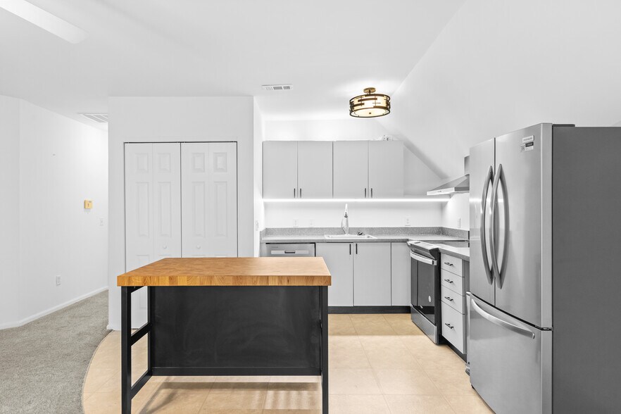 Building Photo - 4414 W Pine Blvd