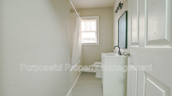 Building Photo - 2201 Glen Ellyn St