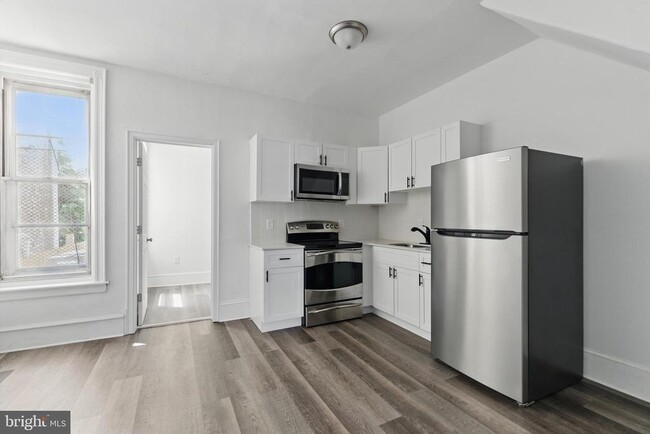 Building Photo - 428 S 56th St