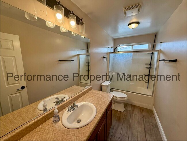 Building Photo - Spacious 5 Bed/3 Bath + Office in SW Bakersfield w/ RBP & $0 Deposit Option