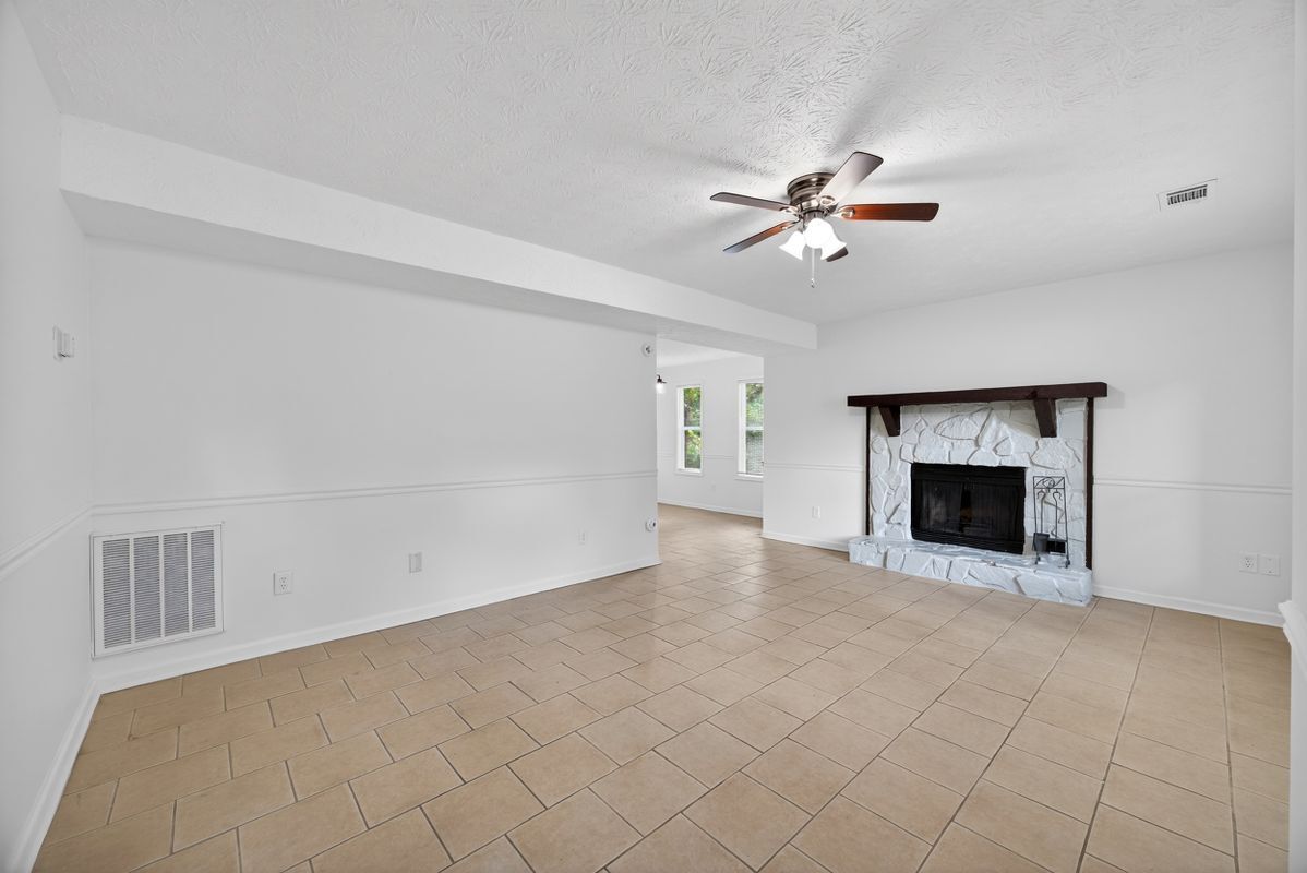 Building Photo - 6898 Babbling Brook Dr