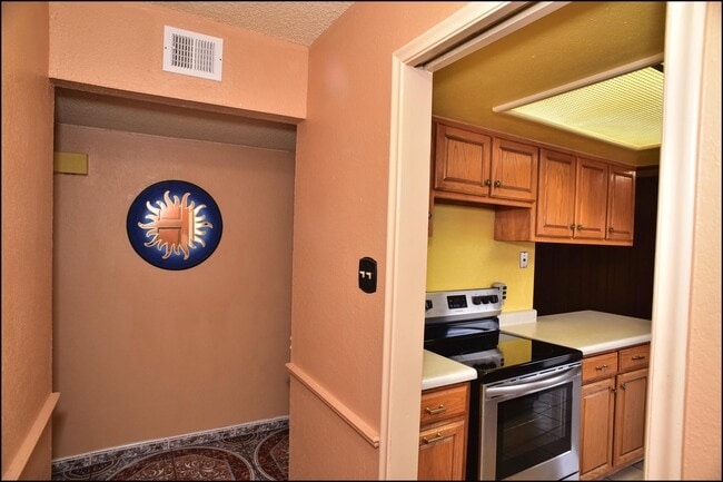 Building Photo - 6700 Escondido Dr