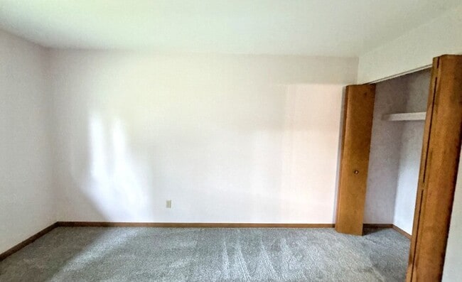 Building Photo - 2324 Woodbrook Cir N