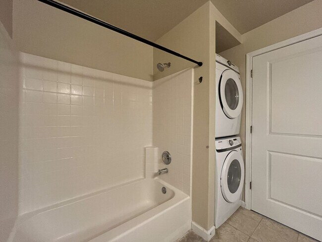 Building Photo - Spacious 904 Sq Ft Home in Bethany with Garage Parking, Washer/Dryer & Modern Kitchen Features