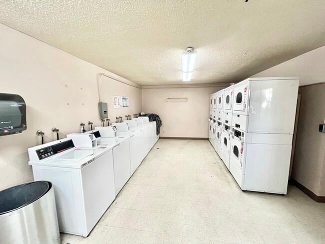 Building Photo - Beautiful 2B/2BA Condo in Mission Valley W...