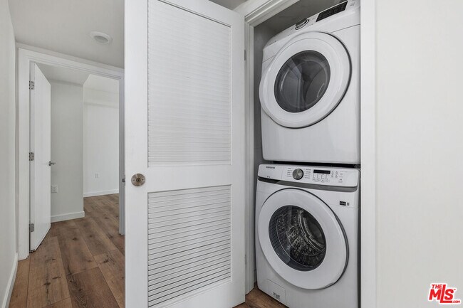 Building Photo - 5229 Willowcrest Ave