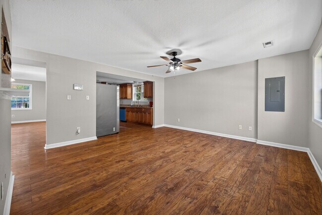 Building Photo - 1065 Lindenwood Ave