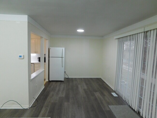 Building Photo - 448 N Fox Hills Dr