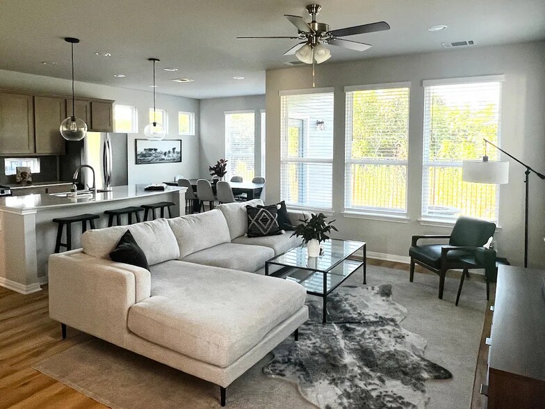 Living - 1025 Harwell Loop