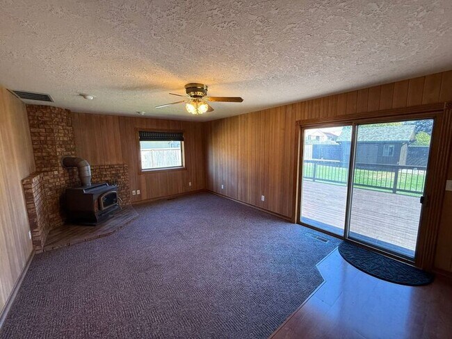 Building Photo - 460 SE Conifer Pl