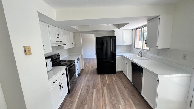 Building Photo - 1597 Navajo Dr