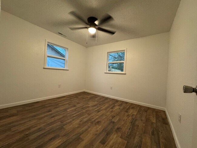 Building Photo - Rent to Own this beautiful 4 Bedroom 2 Ful...