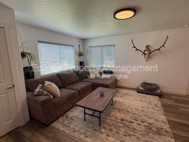 Building Photo - 464 Tara Dr