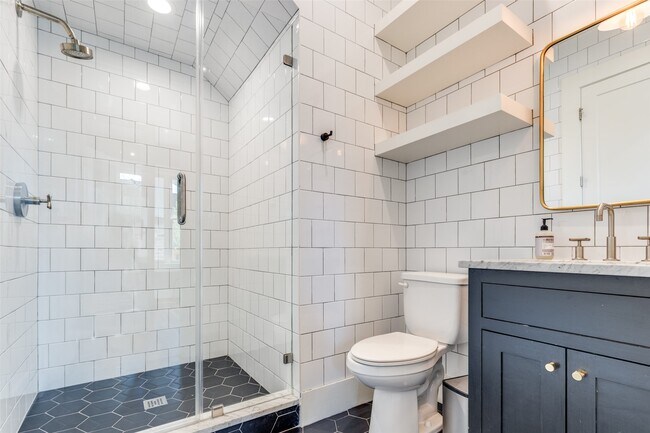 Building Photo - 709 E 13th St