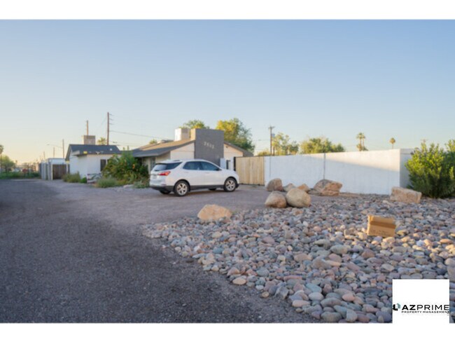 Building Photo - Charming Phoenix 1/1 Apartment with Modern Upgrades &amp; Prime Location!