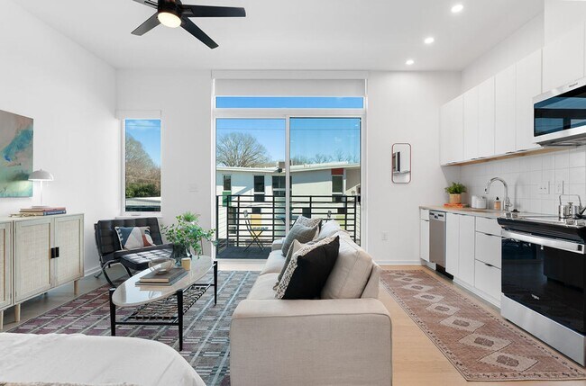 Building Photo - Modern downtown condo studio with private balcony & parking space.