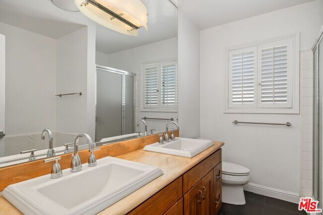 Building Photo - 404 San Vicente Blvd
