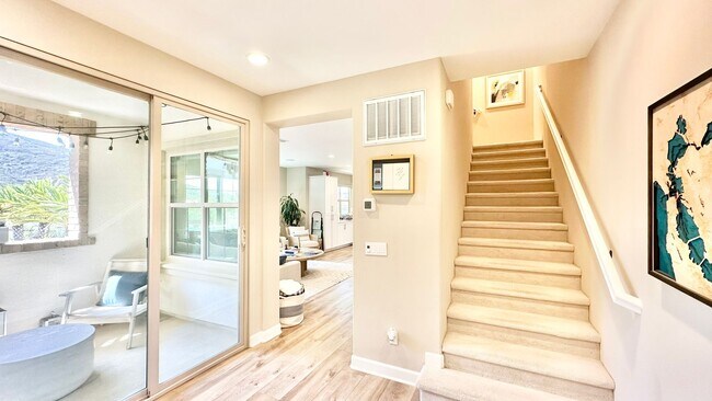 Building Photo - Beautiful "Model" Show Townhome in the Gat...